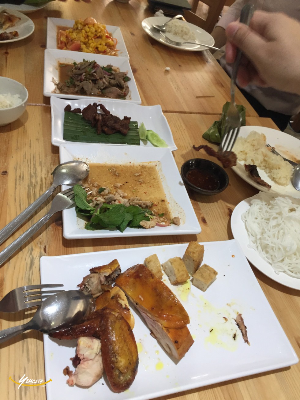 ไก่ย่างรัชดา อาหารมื้อกลางวัน ส้มตำสุดแซ่บย่านรัชดา